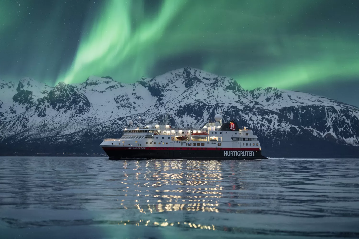 Hurtigruten's "Northern Lights Promise" Guarantees Cruisers See Auroras